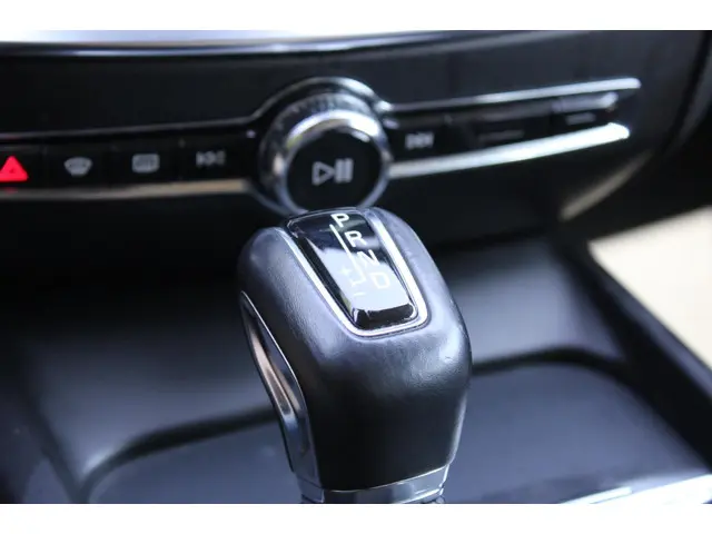 Volvo V60 2.0 T4 Momentum Pro 2019 Benzine 25