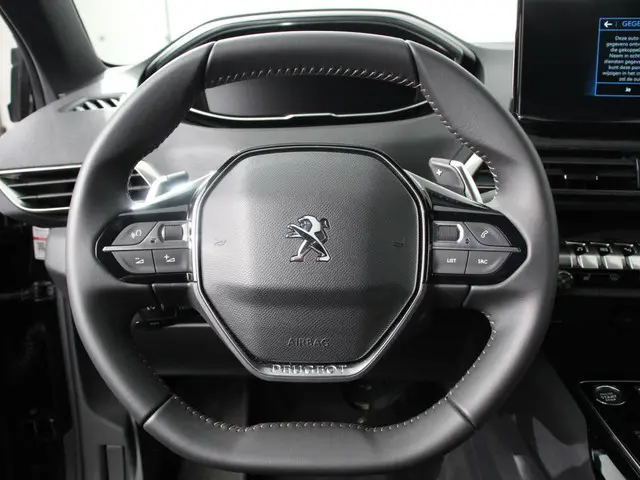 Peugeot 3008 1.2 PureTech Allure 2024 Benzine 21