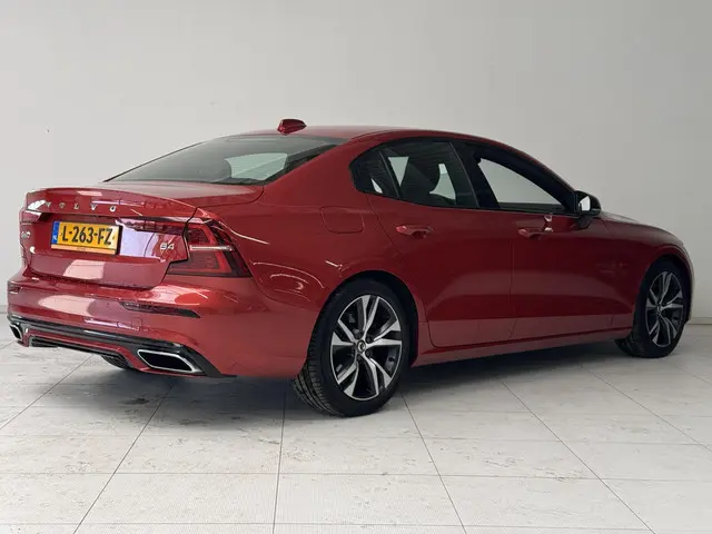 Volvo S60 2.0 B4 R-Design 2021 Benzine 2