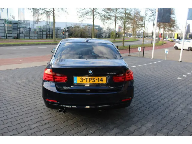 BMW 3 Serie 328i Executive 2014 Benzine 7