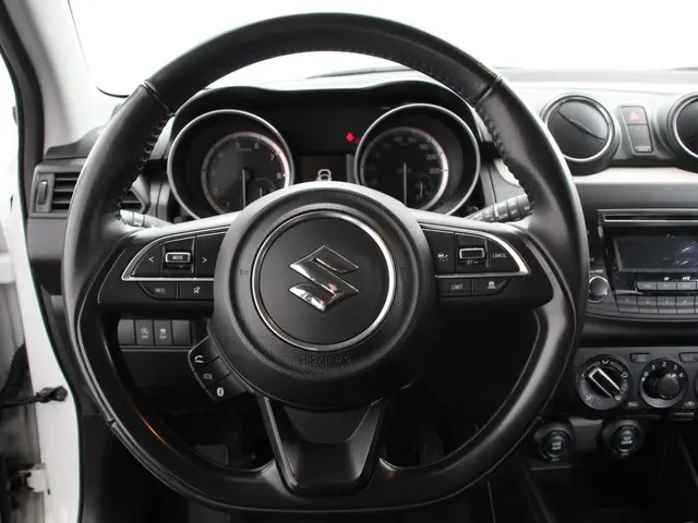 Suzuki Swift 1.2 Hybrid Club 2021 Benzine 18