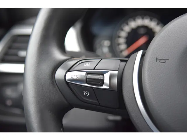 BMW 3 Serie 320i Executive 2018 Benzine 22