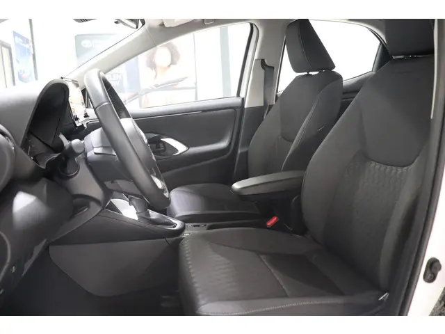 Toyota Yaris 1.5 Hybrid Dynamic, 2022 Hybride Benzine 13