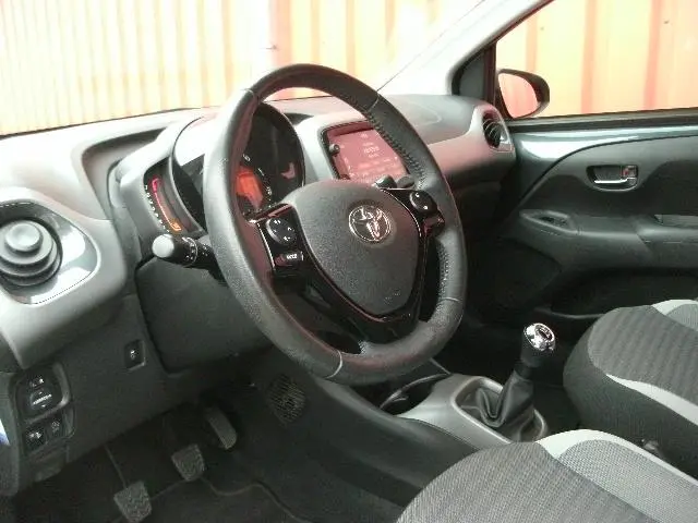 Toyota Aygo 1.0 VVT-i x-play / Airco / Carplay 2019 Benzine 3