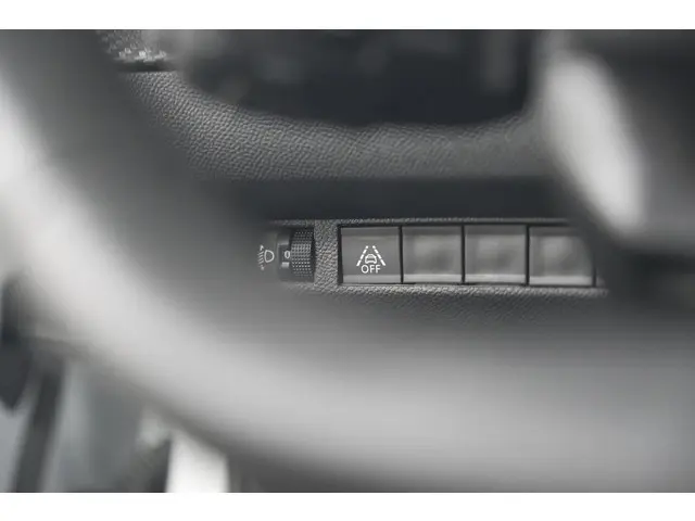 Peugeot 208 PureTech 100 Allure 2024 Benzine 36