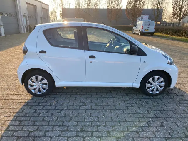 Toyota Aygo 1.0 VVT-i Now 2014 Benzine 6