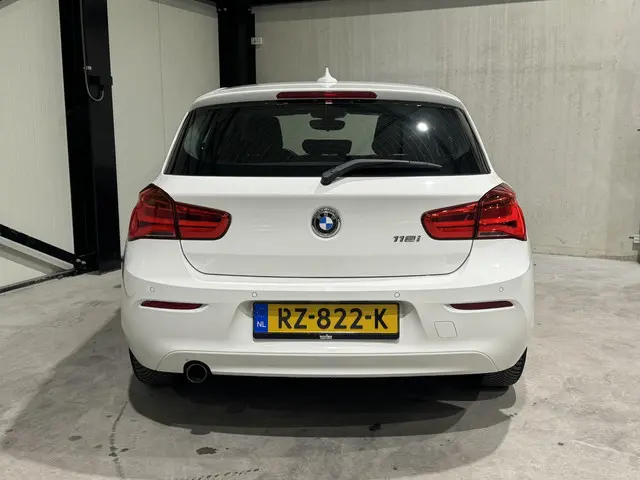 BMW 1 Serie 118i Executive 2018 Benzine 17