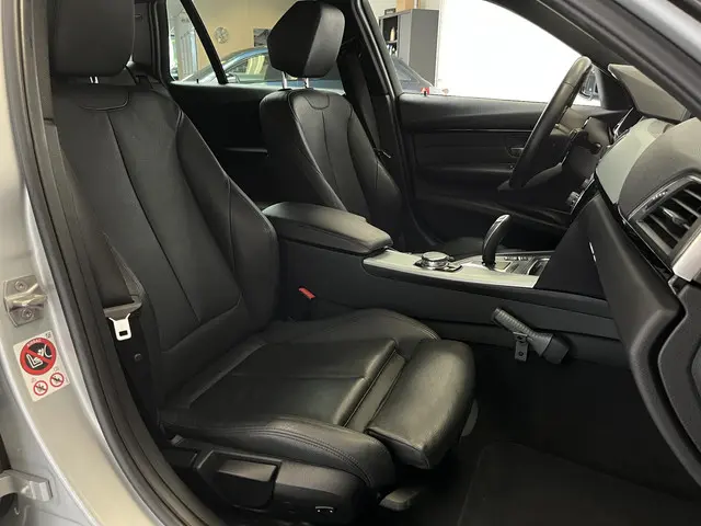BMW 3 Serie Touring 320i M-sport 2017 Benzine 13