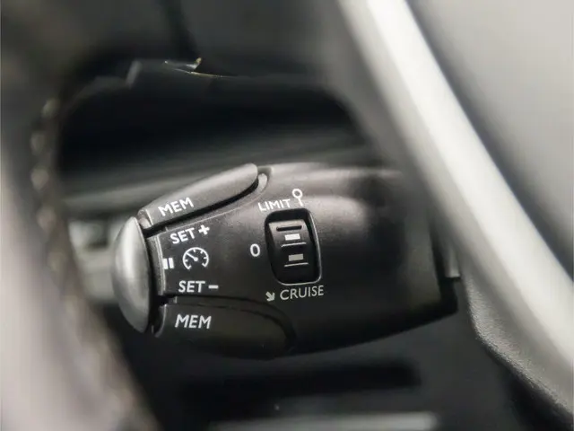 Peugeot 3008 1.2 PureTech Sport 2020 Benzine 20