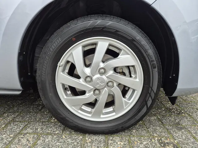 Mitsubishi Space Star 1.2 Intense 2022 Benzine 26