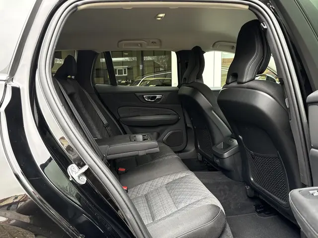 Volvo V60 2.0 B3 Core 2022 Benzine 27
