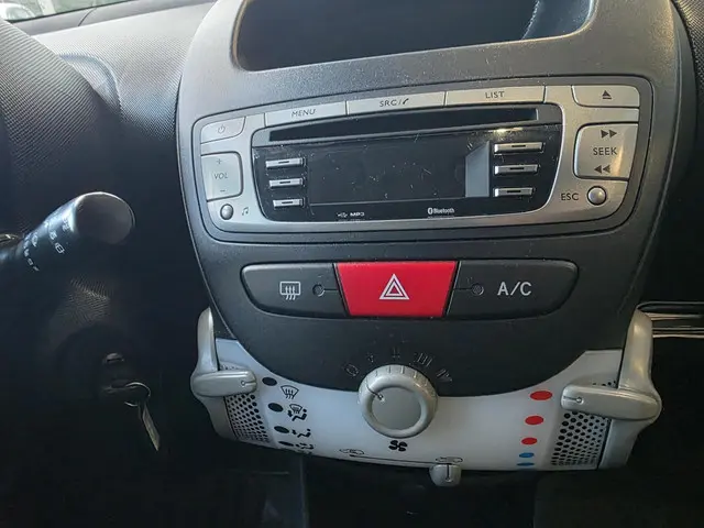 Peugeot 107 1.0 Envy 2013 Benzine 13