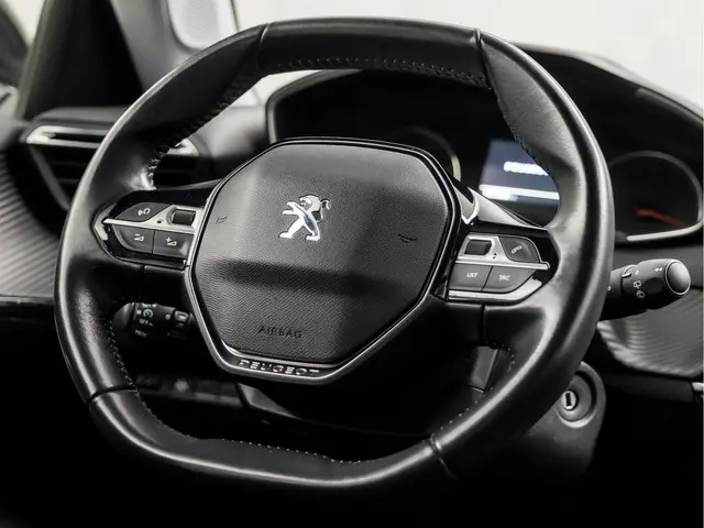 Peugeot 2008 1.2 PureTech Sport 2021 Benzine 16
