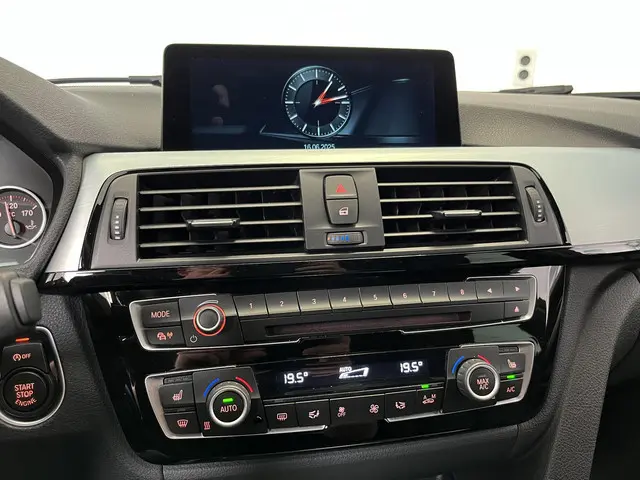 BMW 3 Serie Touring 320i M-sport 2017 Benzine 12