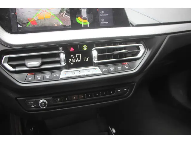 BMW 1 Serie 118i Executive Edition 2021 Benzine 17