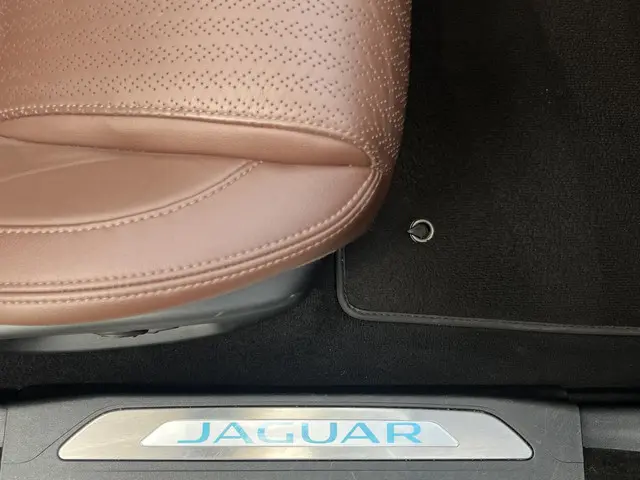 Jaguar XE 2.0 Portfolio 2015 Benzine 34