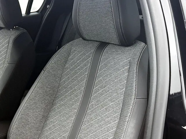 Peugeot 208 1.2 PureTech 100 Allure 2024 Benzine 17