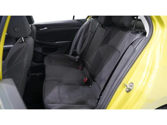 Volkswagen Golf 1.5 eTSI Life Business 2023 Benzine 44