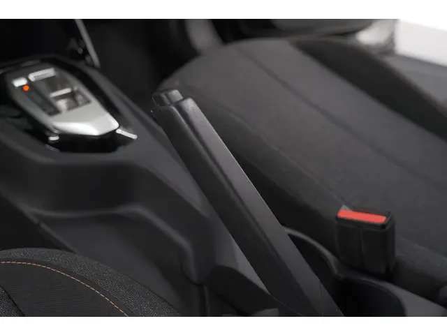 Peugeot 2008 1.2 Hybrid 136 Style 2025 Hybride Benzine 36