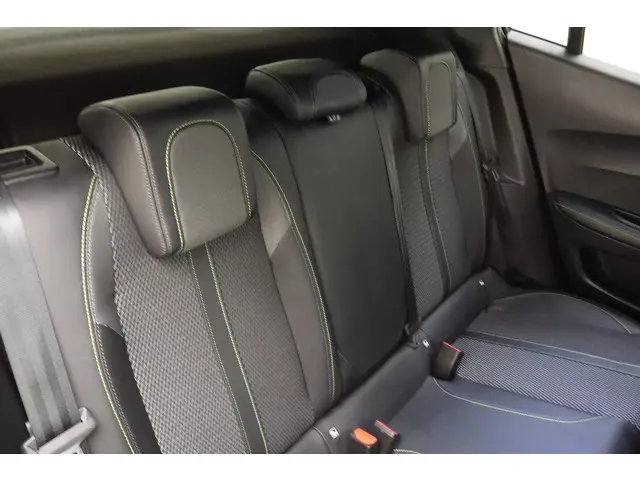 Peugeot 2008 1.2 Hybrid 136 GT 2024 Hybride Benzine 15