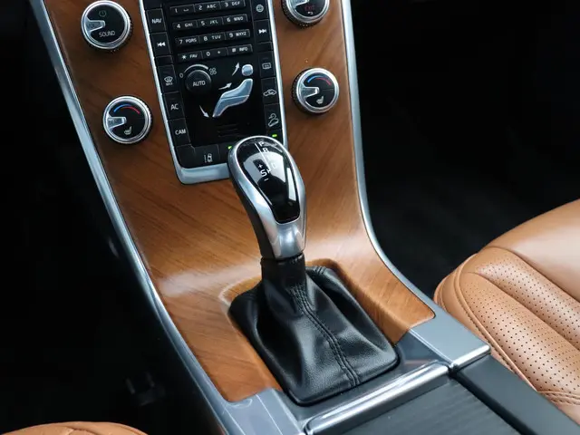 Volvo XC60 2.0 T5 R-Design 2017 Benzine 23