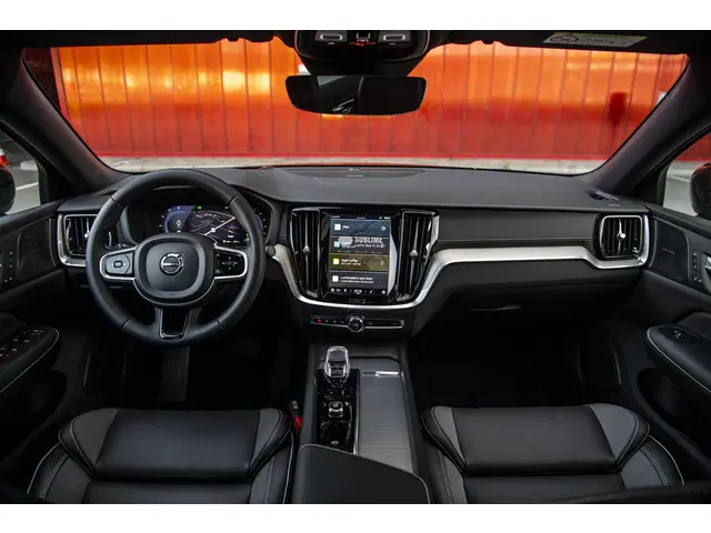 Volvo S60 2.0 B4 Ultimate Dark 2023 Benzine 6