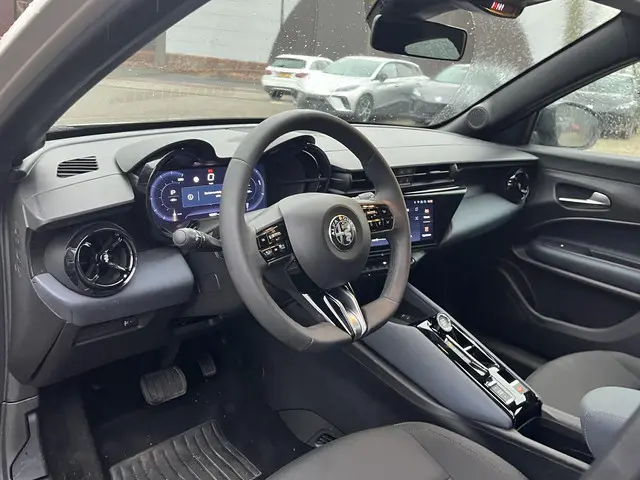 Alfa Romeo Junior Elettrica 54 kWh 2025 Elektrisch 14