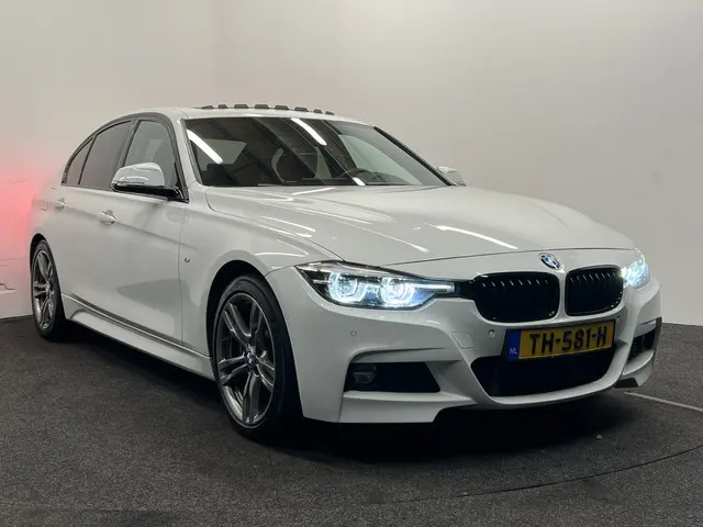 BMW 3 Serie 330i M Sport Edition 2018 Benzine 36