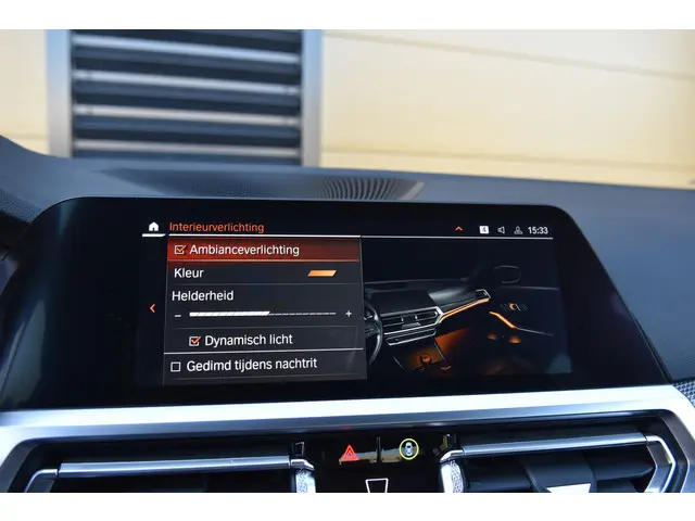 BMW 3 Serie 320i Executive Edition 2019 Benzine 21