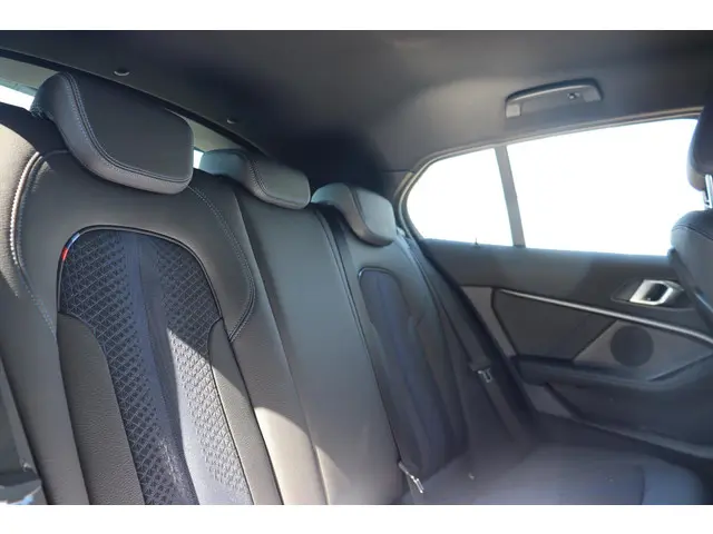 BMW 1 Serie 118i Business Edition 2022 Benzine 11