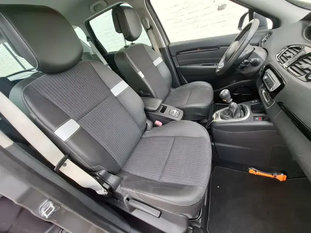 Renault Scénic TCe 115 Bose 2013 Benzine 33