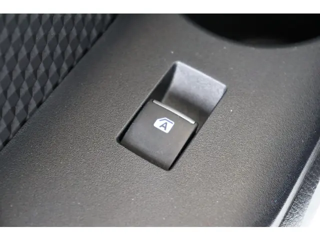 Toyota C-HR 1.8 Hybrid Dynamic, 2018 Hybride Benzine 30