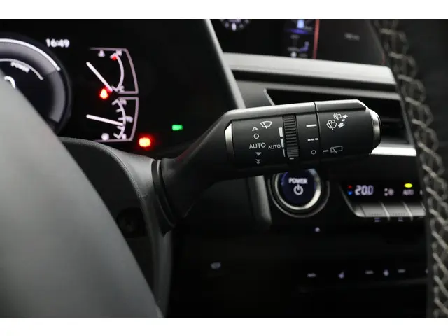 Lexus UX 250h Preference Line 2021 Hybride Benzine 26
