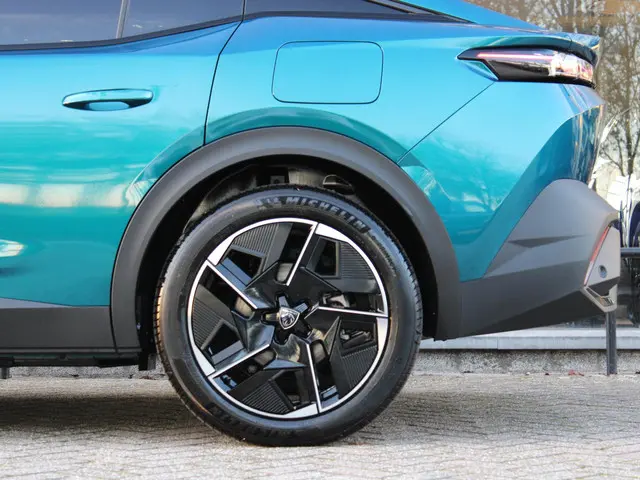 Peugeot 408 1.6 HYbrid GT 180 EAT8 2025 Hybride Benzine 12