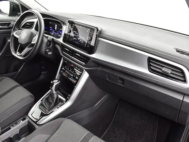 Volkswagen T-Roc 1.5 TSI 150pk DSG Life 2023 Benzine 31