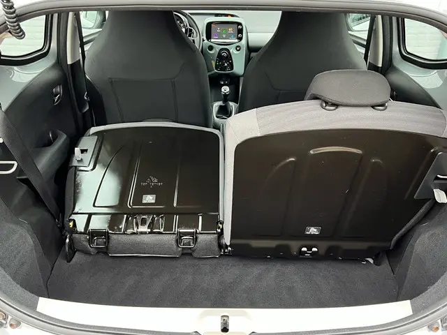 Toyota Aygo 1.0 VVT-i x-play 5-deurs 2018 Benzine 34