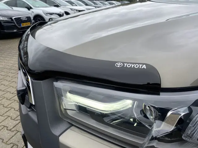 Toyota Hilux 2.8 D-4D Double Cab Invincible 2024 Diesel 6