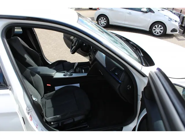 BMW 3 Serie 316i Executive 2015 Benzine 21