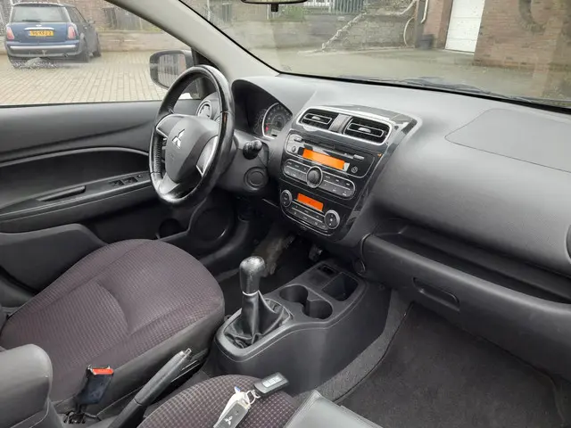 Mitsubishi Space Star 1.0 Intense 2013 Benzine 10