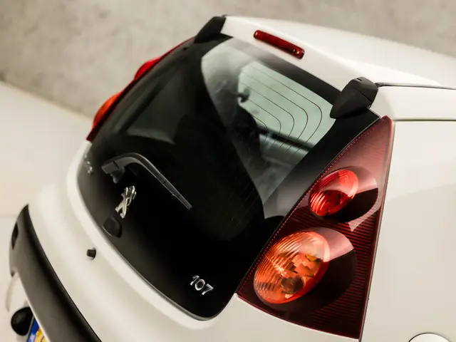 Peugeot 107 1.0 Active Sport 2014 Benzine 24