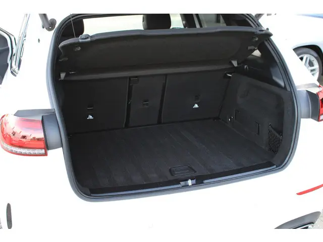 Mercedes-Benz B-Klasse 180 AMG 2019 Benzine 28