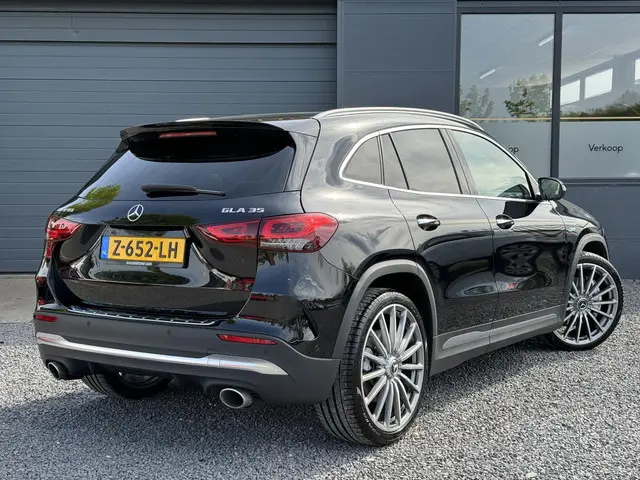 Mercedes-Benz GLA AMG 35 4MATIC 2021 Benzine 2