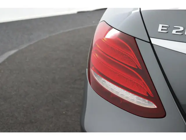 Mercedes-Benz E-Klasse 200 Business 2018 Benzine 34