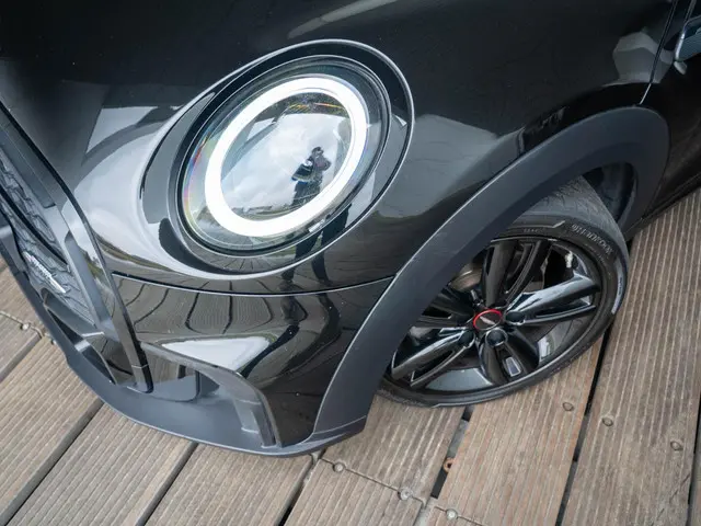 MINI 5-Deurs Cooper 2022 Benzine 13