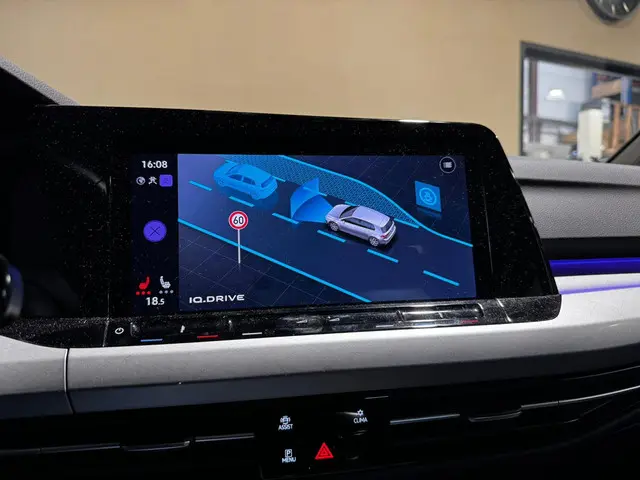 Volkswagen Golf 1.0 TSI Life Business 2023 Benzine 12