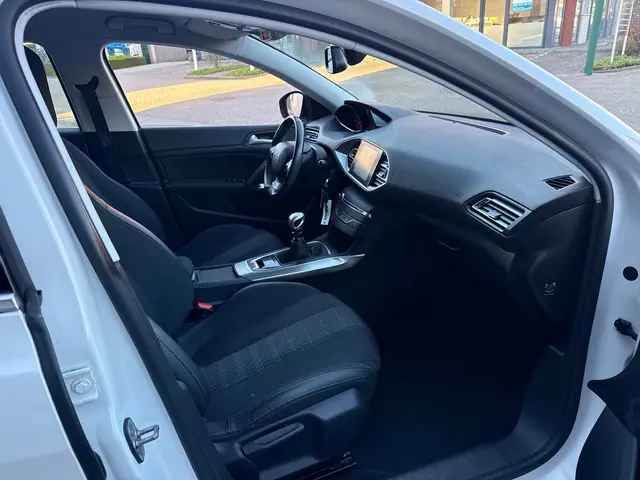 Peugeot 308 1.2 PureTech Allure 2017 Benzine 12