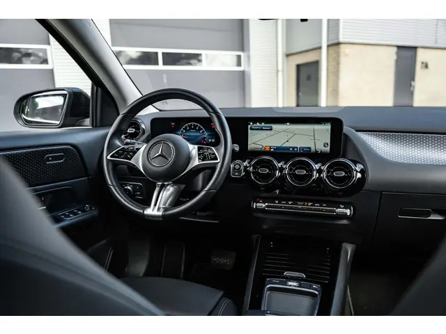 Mercedes-Benz GLA 180 Business Line 2023 Benzine 9