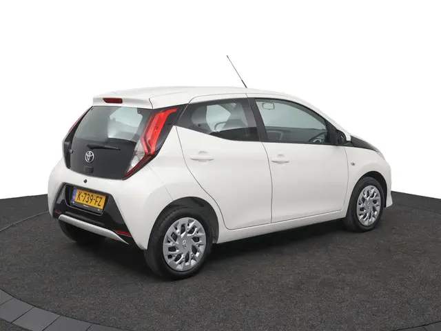 Toyota Aygo 1.0 VVT-i x-play 2020 Benzine 2