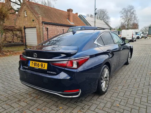 Lexus ES 300h President Line 2023 Hybride Benzine 3