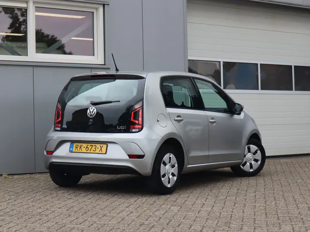 Volkswagen up! 1.0 BMT move up! 2018 Benzine 2